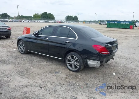 2015 Mercedes-Benz C 300 Luxury 4Matic z USA, uszkodzony, nr VIN 55SWF4KB6FU042101